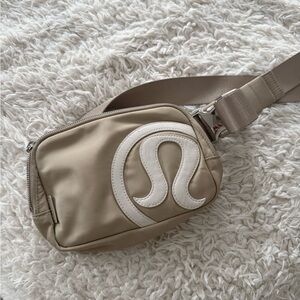 Lululemon logo Everywhere Belt Bag